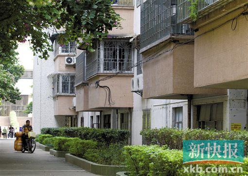 ■不少加装电梯遮挡了阳台或主要房间的采光,引致低层住户反对。