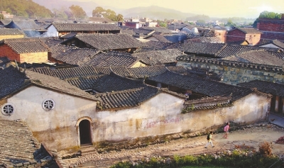 放学了,孩子们穿行在夕阳下古老而履迹斑驳的村道上。