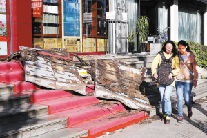 人民中路昆船大厦一楼一家商店门头广告牌脱落,幸好没有砸到路人 张玉杰