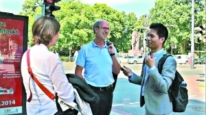 本报记者在德国不莱梅街头采访市民。