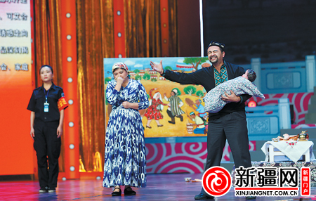 乌鲁木齐市选送的小品《带血的艾德莱斯》获得银奖。