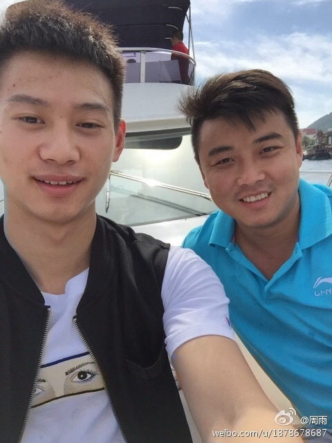 近日，中国男乒在三亚进行队伍调整，阳光、沙滩还有队员教练们半裸的身材，图为精彩瞬间。（图片来源：乒乓世界微博、周雨微博）