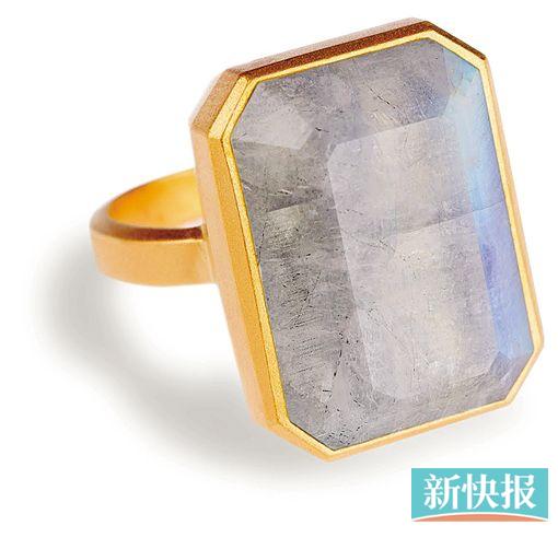 优雅地发出提醒的戒指    ●价格:195美元+     通过设置,当佩戴者收到老板的电子邮件、出租司机的短信或是其他任何不能错过的信息时,戒指便发亮。