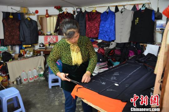 漳州女裁缝:30余年坚守裁缝路 仿古唐装风韵犹存