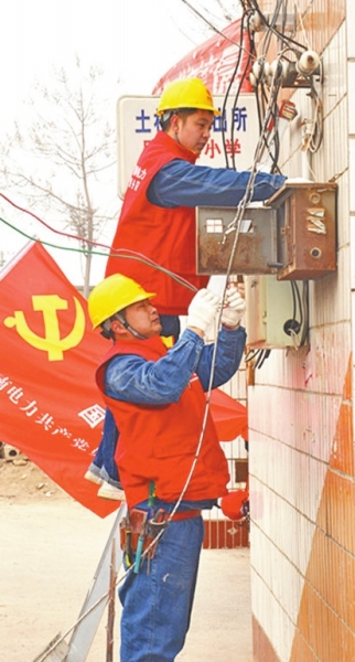 服務隊正在為村民檢修線路