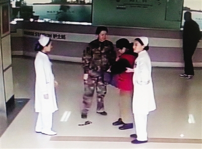女子举菜刀冲向病房 护士长韩爽摁手腕夺下