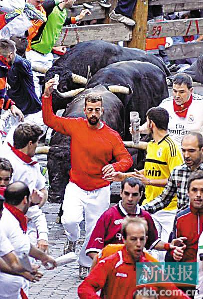 只想安静地做个自恋壮汉    今年夏天的西班牙潘普洛纳奔牛节上,一名男子在两头愤怒奔跑斗牛前自拍,他的危险行为违反了当地法律,因而遭到警方通缉。据悉他最后被罚以巨款。