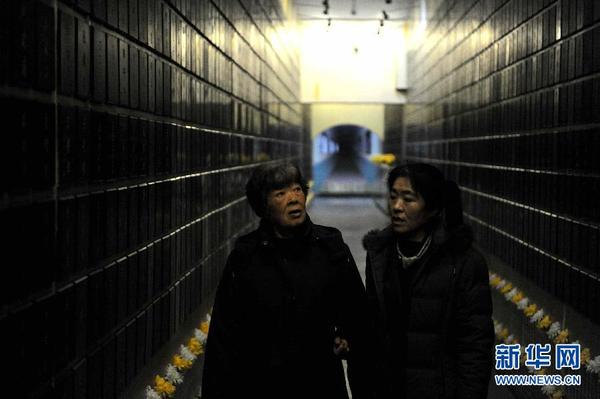 张作君（左）与女儿靖淑霞在侵华日军第731部队罪证陈列馆中驻足（12月1日摄）。新华社记者 王松 摄