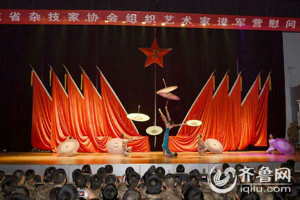 2014年12月8日，山东省杂技艺术家协会在青州某部队举行进军营慰问演出，为官兵们送去精彩的文艺节目。