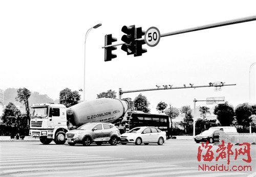 限速四五十公里 市民困惑|超速|护栏