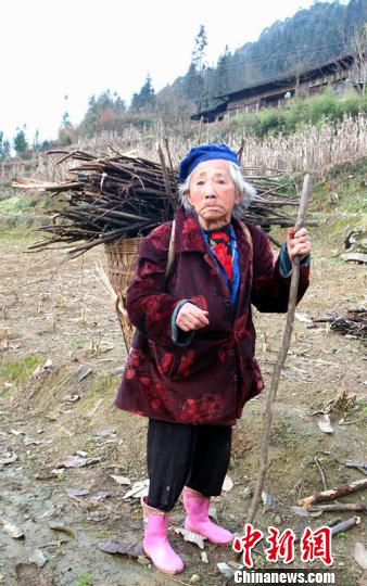 湖北利川百岁老太每天喝1斤白酒 坚持做农活|老