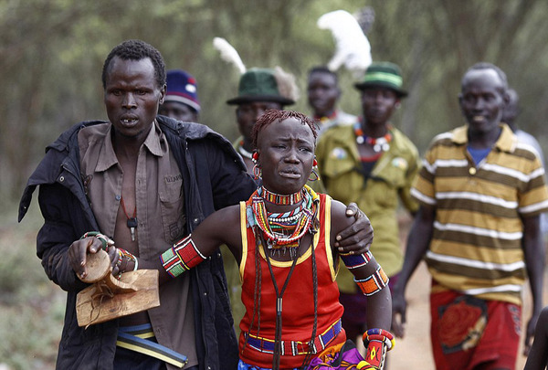 揭秘肯尼亚部落"抢婚"风俗:未成年少女含泪出嫁(高清组图)|抢婚|婚礼_凤凰资讯