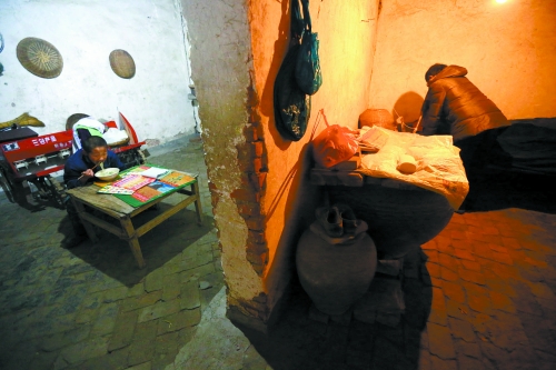 西平6旬老太拖病腿推患病孙子上学 5年走1万多