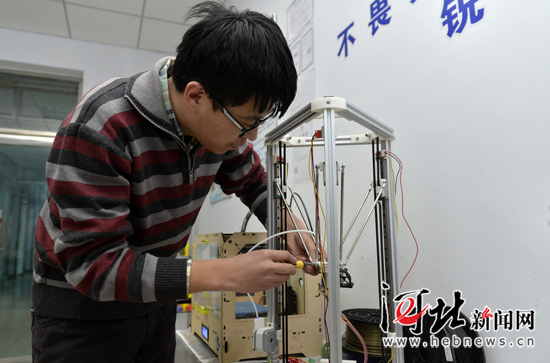张家口:大学生创业园内研发3D打印机技术(图)