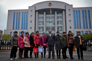 该案的原告们昨天在红塔区法院出庭 ■张玉杰