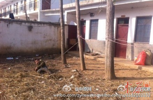 一名疑似智障者被拴在树干上