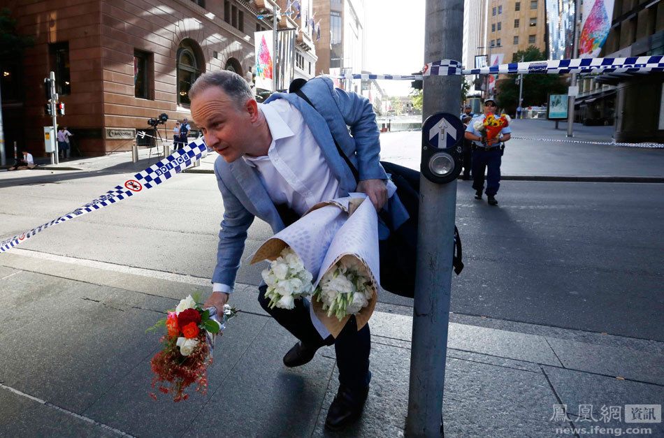 悉尼人质劫持事件结束 民众献花寄托哀思