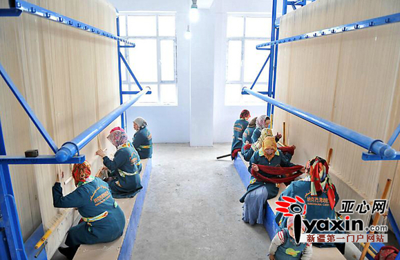 12月9日，新疆纳克西湾手工地毯开发有限责任公司的纺织工人在操作纺织机。亚心网记者 邹懿摄