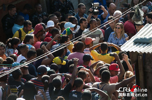 当地时间2014年12月16日,巴西里约热内卢,约2000名居住在废弃塑料工厂的贫民被驱逐。一周后,留下的人将被送往社会福利住房。图片来源:YASUYOSHI CHIBA/CFP