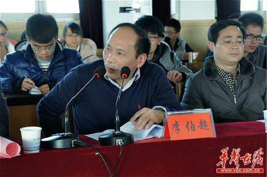 16日下午,湖南科技大学新任校长李伯超在接受学生