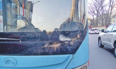 郑州地下高压电缆线短路顶飞井盖 砸伤公交车