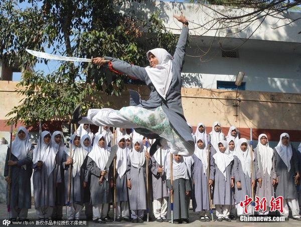 印度海得拉巴,当地一所高中的穆斯林女学生练习中国武术用来自卫防身