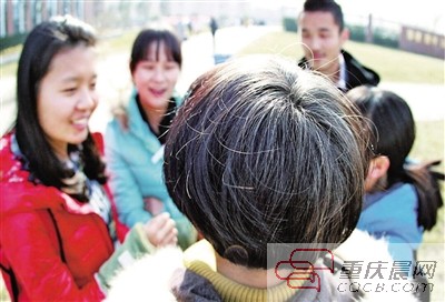 边上学边照顾植物人妈妈 19岁女<em>大学生</em>黑发变