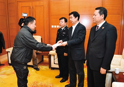 【转载自:新京报 】辽宁凤城原书记王国强回国自首 - 网乐 - 网乐