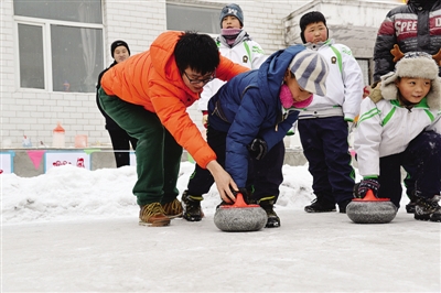 国家冰壶男队 教小学生打冰壶|小学生|男队