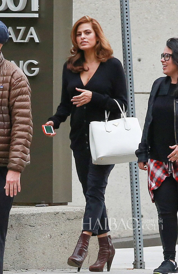 伊娃·门德斯 (Eva Mendes) 于11月3日在洛杉矶出街