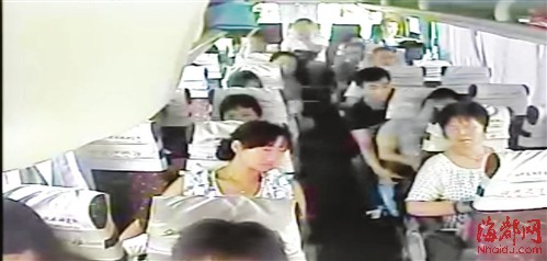 短途车上，黑衣男子徒手扒窃前座乘客口袋中的财物（监控截图）