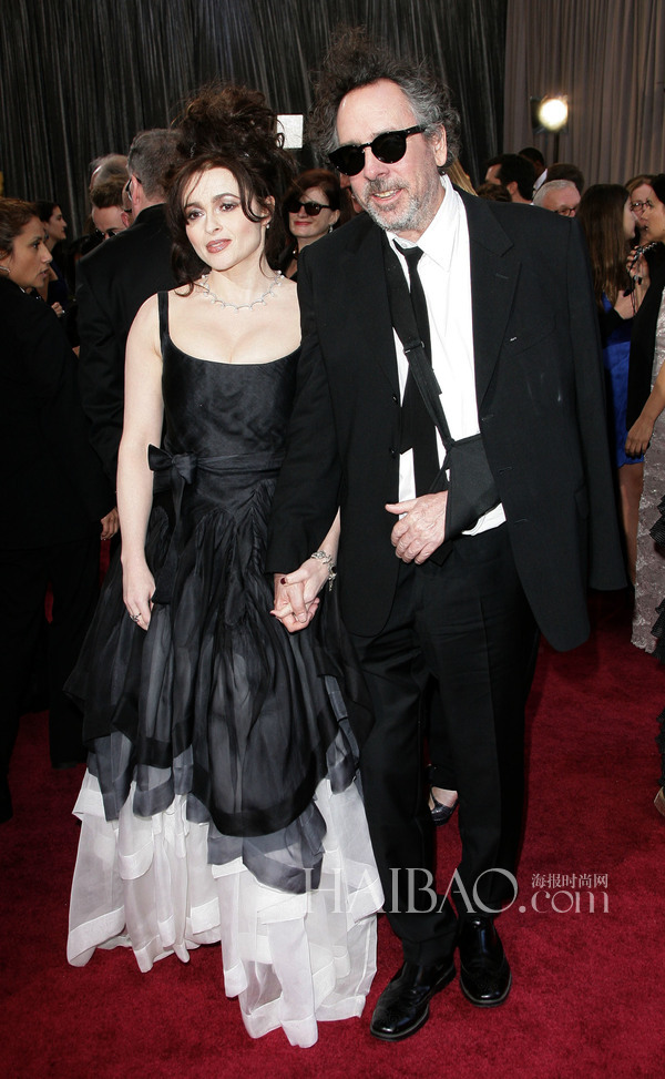 蒂姆·伯顿 (Tim Burton) 与海伦娜·伯翰·卡特 (Helena Bonham Carter) 亮相第85届奥斯卡颁奖典礼