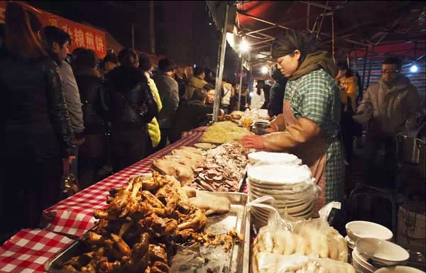 新疆的羊杂吃过了,尝尝兰州的羊杂,分带汤和干拌两种!所谓一方水土养一方羊,就si这样的嘛!