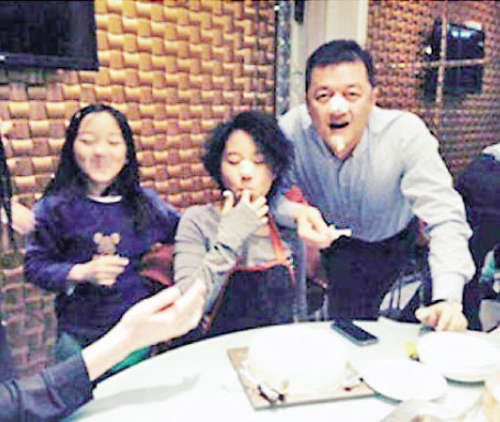 李亚鹏与两女儿吃火锅照曝光 脸上抹奶油(图)|