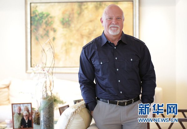 首张空中官邸舱乘客,来自迈阿密的商人Gino Bertuccio。新华社发/阿提哈德供图