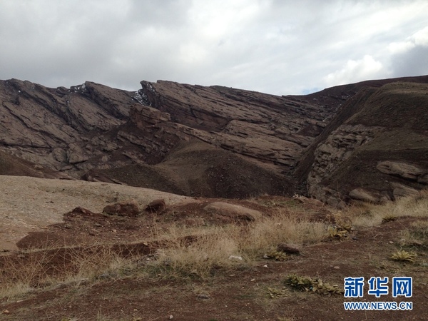 靠近鹰巢的沿途怪石嶙峋。