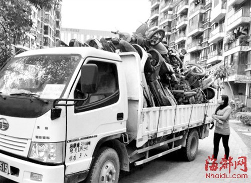 正祥一品新筑小区物业清理僵尸车 却遭业主阻