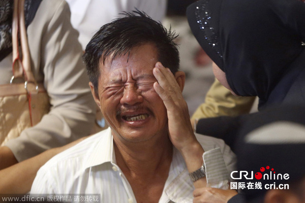 　　当地时间2014年12月30日，印尼泗水，失联亚航QZ8501航班乘客家属在得知印尼搜救队发现飞机残骸后悲痛欲绝。图片来源：东方IC