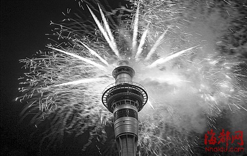新西兰奥克兰的天空塔举行盛大烟火秀，迎接2015年的到来