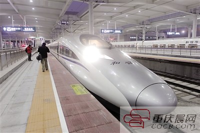 开往北京的G310/9次列车。重庆晨报记者 许恢毅 摄