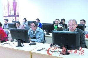 　　2013年4月，洪桥街长者综合服务中心投入使用，老人在中心可以随时上网。 （资料图片）