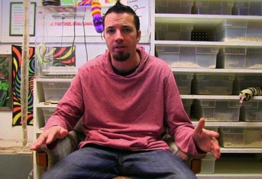 　　有着特殊爱好的男子照片（视频截图）