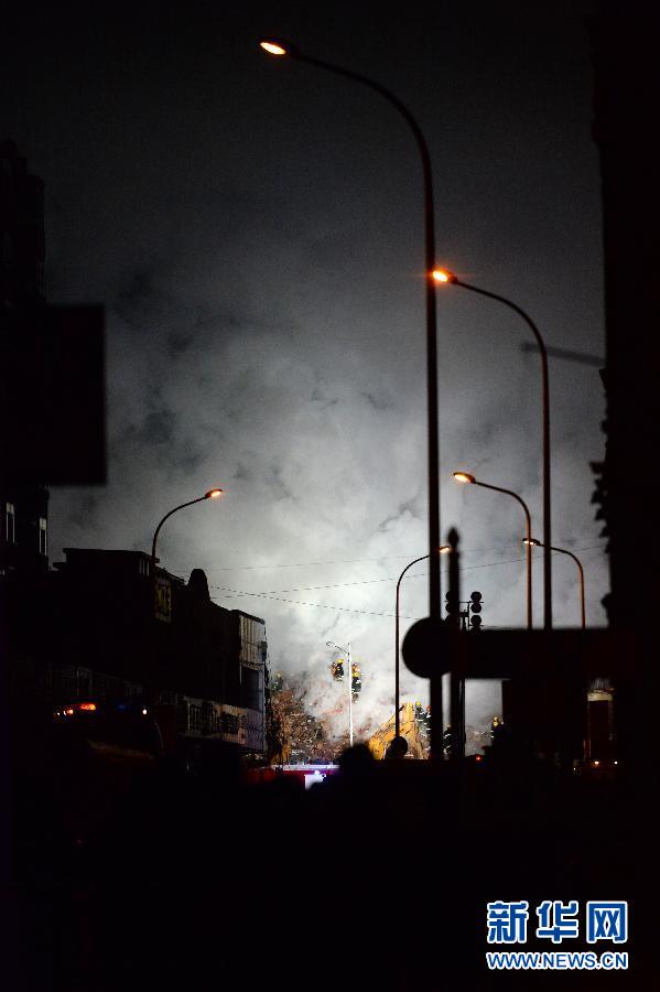 1月3日，消防官兵在火灾现场救援。新华社记者王凯摄