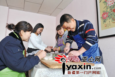 社区工作者午休时准备火锅食材。图/亚心网记者 李瑞