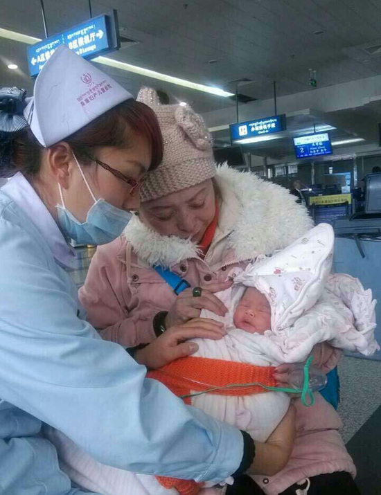 西藏阜康妇产儿童医院的护士(左)与小丹增在机场。王斌 供图