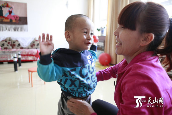 银花十分疼爱3岁最勤快的小宇杰