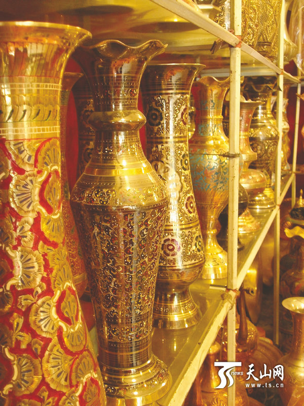 亚克甫江·卡孜店里的铜器。