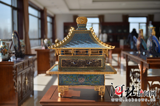 工艺美术大师张向东复制的仿故宫熏炉。