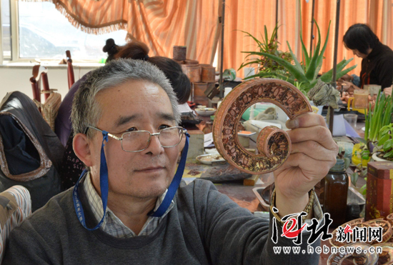 工艺师对景泰蓝制作精益求精。