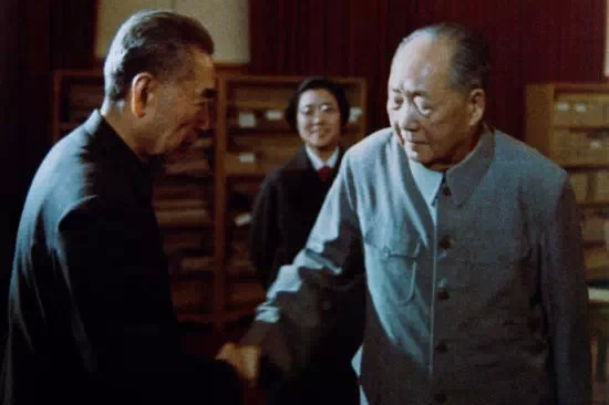 　　周恩来和毛泽东的最后一次握手（资料图）